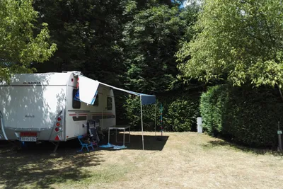 Camping Les Aurandeix - Wohnmobilstellplatz im Schatten der Bäume 