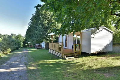 Camping Les Aurandeix - Mobilheim mit Terrasse im Grünen auf dem Campingplatz  