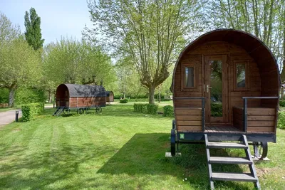 Camping de Thoissey - Schäferwagen-Mietunterkunft auf einer grünen Wiese