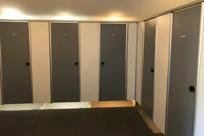 Camping De Toffe Peer - Sanitärgebäude mit Toiletten und Duschen