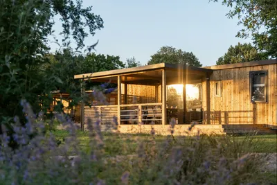 Vakantiepark De Twee Bruggen  - Mobilheim mit Terrasse auf dem Campingplatz