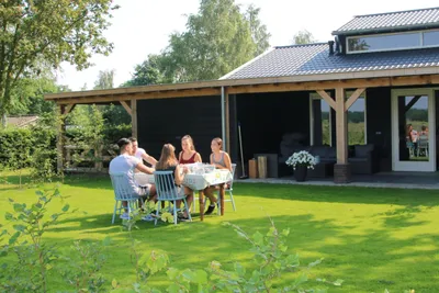 Camping Weideblik - Camper essen gemeinsam draußen vor ihrer Ferienwohnung