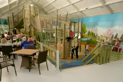 Camping De Wite Burch - Kinder spielen auf dem Indoor Spielplatz