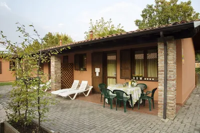 Camping Del Sole - Bungalow auf dem Campingplatz mit überdachter Terrasse