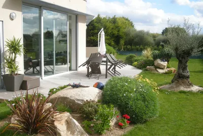 Camping des Abers  -  Mobilheim vom Campingplatz mit Esstisch und Sonnenschirm auf der Veranda