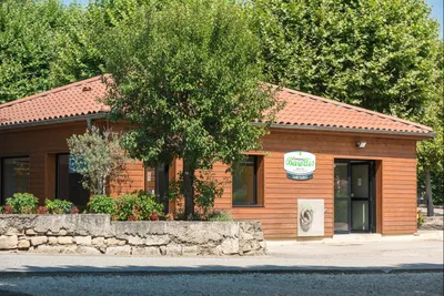 Camping des Barolles - Außenansicht des Sanitärgebäudes