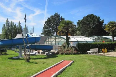 Camping des Capucines -  Gäste liegen am Pool in der Sonne