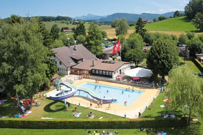 Camping Forel  -  Pool vom Campingplatz mit Wasserrutsche und Liegewiese