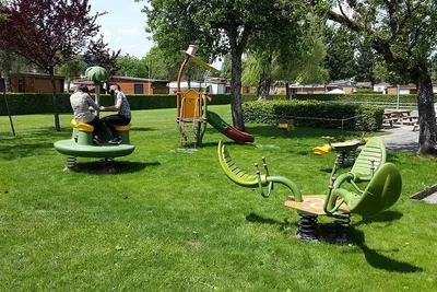 Camping Forel  -  Spielplatz vom Campingplatz am Pool