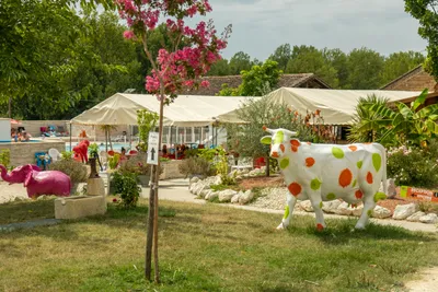 Camping des Etangs  - Pool mit Liegestühlen auf dem Campingplatz