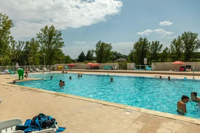 Camping des Etangs - Gäste liegen am Pool in der Sonne