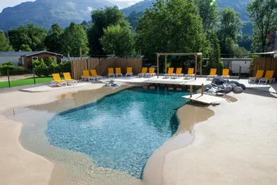 Camping Des Gaves - Poolbereich mit Liegestühlen auf dem Campingplatz