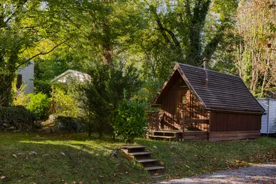 Camping Des Gaves - Mobilheim im grünen Schatten auf dem Campingplatz