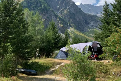 Camping des Glaciers  Camping Des Glaciers - Standplätze im Grünen auf dem Campingplatz