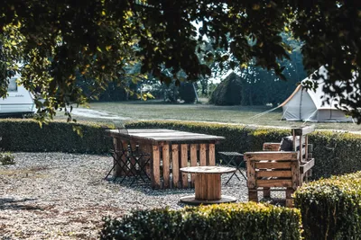 Camping Des Hortensias - Sitzecke auf dem Campingplatz