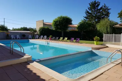 Camping Des Nations - Poolbereich mit Sonnenliegen