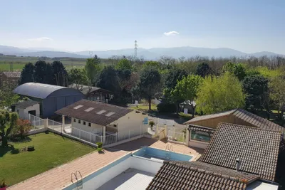 Camping Des Nations - Vogelperspektive auf die Gebäude des Campingplatzes mit Swimmingpools und Liegewiese