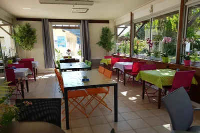Camping Des Nations - Essensraum auf dem Campingplatz