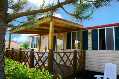 Camping Dole -  Mobilheim mit Terrasse auf dem Campinglatz