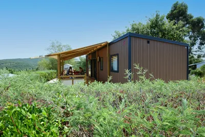 Castel Camping Domaine de la Bergerie - Außenansicht Mobilheim mit überdachter Terrasse 