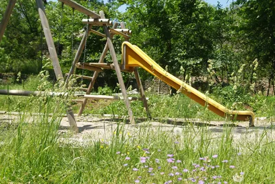 Domaine de Pradines - Rutsche und Schaukel auf dem Außenspielplatz