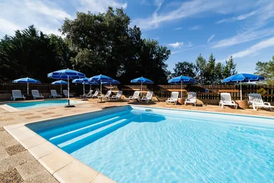 Camping Domaine des Mathevies - Pool mit Liegestühlen und Sonnenschirmen auf dem Campingplatz