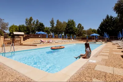 Camping Domaine des Mathevies - Pool mit Liegestühlen und Sonnenschirmen auf dem Campingplatz