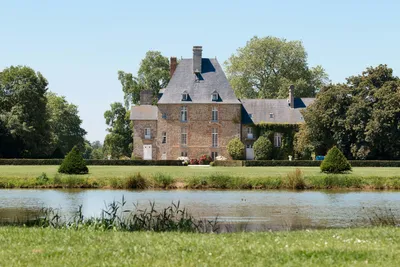 Camping Les Ormes, Domaine & Resort  Domaine des Ormes - Blick auf das Schloss am Campingplatz