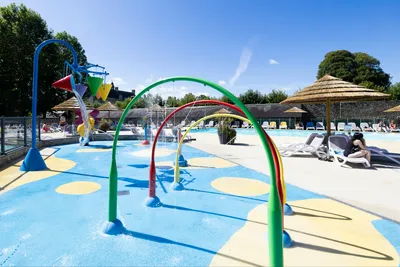 Camping Domaine du Logis - Wasserspielplatz und Pool auf dem Campingplatz