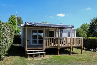 Camping Domaine du Morbihan  Camping Des Peupliers  - Mobilheim mit Terrasse auf dem Campingplatz