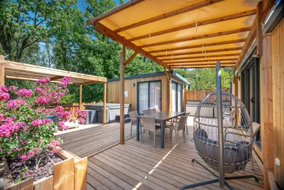 Camping Domaine le Pommier - Ciela Village  Camping Domaine Le Pommier - Mobilheim mit privatem Spa und Terrasse