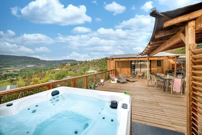 Camping Domaine le Pommier - Ciela Village  Camping Domaine Le Pommier - Mobilheim mit privatem Spa und Terrasse