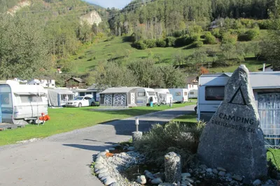 Camping Dreiländereck - Stellplätze an den Seiten einer Strasse auf dem Campingplatz