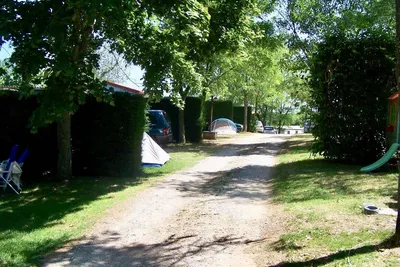 Camping Le Bas Larin  -  Wohnwagen- und Zeltstellplatz zwischen Bäumen auf dem Campingplatz
