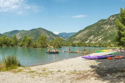 Camping du Brec  - Blick vom Campingplatz auf den Fluss und die umliegenden Berge, Möglichkeiten zum Kayakfahren