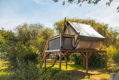 Camping Seasonova du Chene  Camping Du Chene - Glaming Zelt mit Außentreppe Außenansicht 