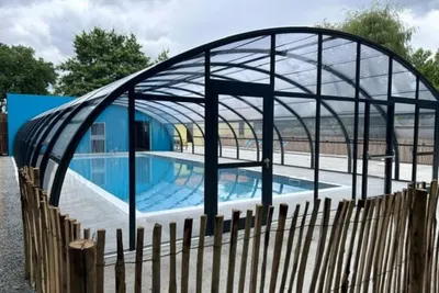 Camping Seasonova du Chene  Camping Du Chene - Überdachter Pool auf dem Campingplatz