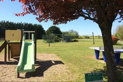 Camping du Futur - Spielplatz auf dem Campingplatz mit Rutsche, Volleyballfeld und Tischtennisplatte