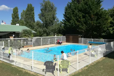 Camping du Futur - Swimmingpool mit schwimmenden Campern