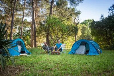 Camping du Garlaban  -  Camper auf dem Zeltplatz vom Campingplatz auf grüner Wiese