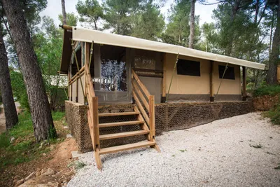 Camping du Garlaban  -  Mobilheim vom Campingplatz zwischen Bäumen