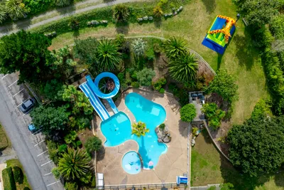 Camping du Goulet  - Luftaufnahme des Campingplatzes mit Freibad