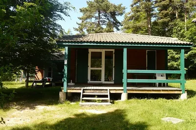 Camping du Lac de Devesset - Chalet mit überdachter Veranda auf dem Campingplatz
