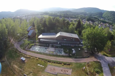 Camping du Mettey - Übersicht auf das gesamte Campingplatz Gelände 