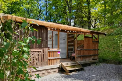 Camping du Moulin de Thoard  - Mobilheim mit Terrasse auf dem Campingplatz