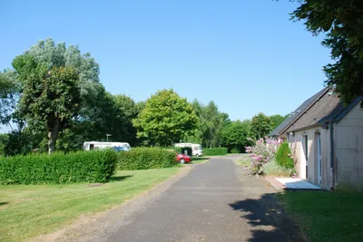 Camping Du Perche Bellemois - Standplätze im Grünen auf dem Campingplatz