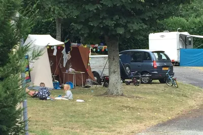 Camping Du Perche Bellemois - Standplätze zwischen den Bäumen auf dem Campingplatz