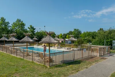 Camping du Plan d'Eau  - Pool im Freien mit Liegestühlen und Sonnenschirmen