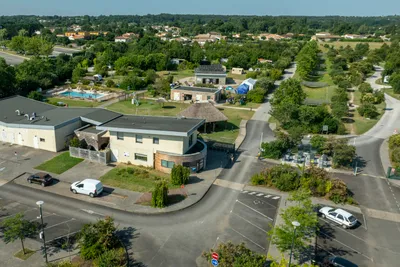 Camping du Plan d'Eau  - Luftaufnahme des Campingplatzes