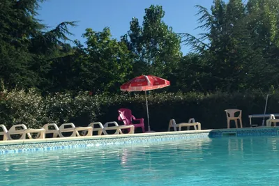 Camping du Pont de Mercier - Poolbereich mit Liegen und Sonnenschirmen